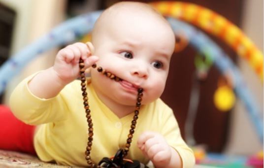 bebe explorando objetos con sus manos