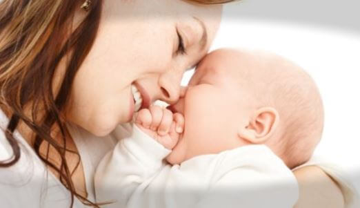 mamá abrazando a su bebé de dos meses
